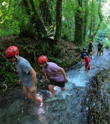 Visualizza i dettagli per River Walking Immagine di River Walking