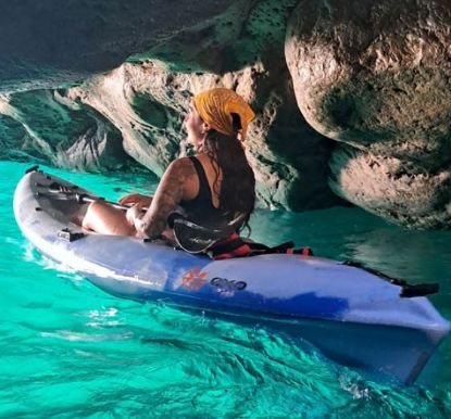 Visualizza i dettagli per Kayak in mare Immagine di Kayak in mare